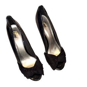 Size 8 1/2 Womens Black Heels with Bow 8.5